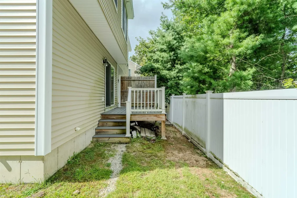 24 Cranberry Way Manchester NH 03109