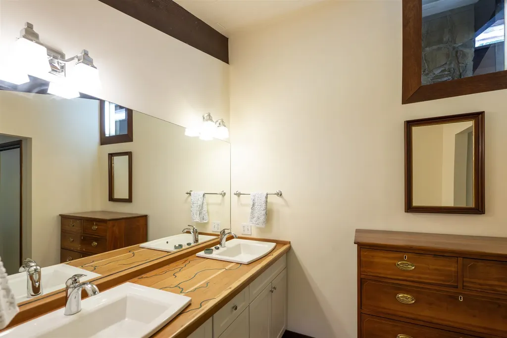 1877 Willard Road Hartford VT 05059