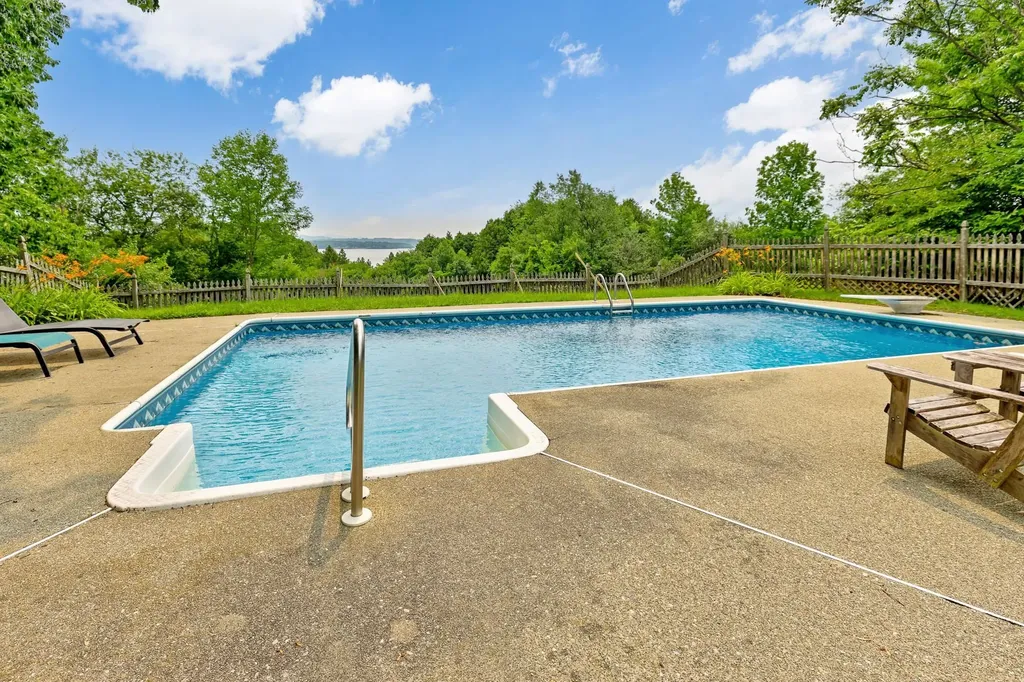 81 Top Deck Lane Newport Town VT 05857