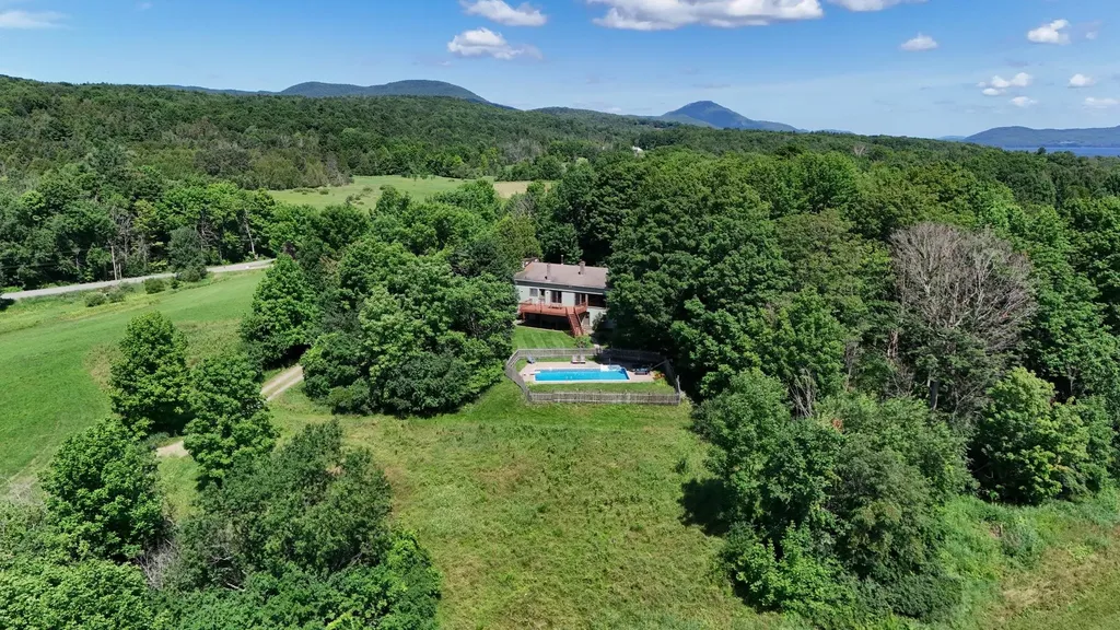 81 Top Deck Lane Newport Town VT 05857