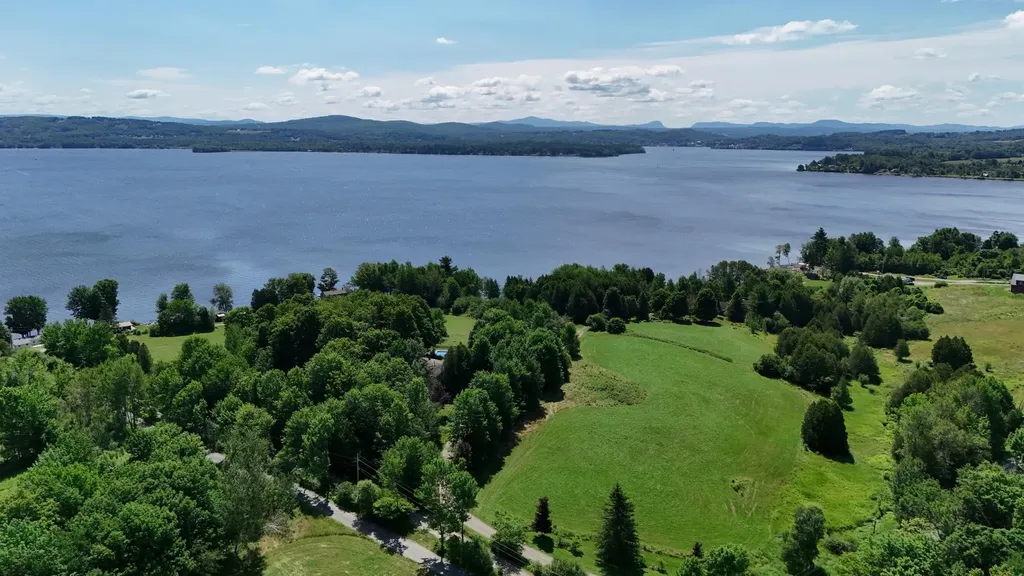 81 Top Deck Lane Newport Town VT 05857