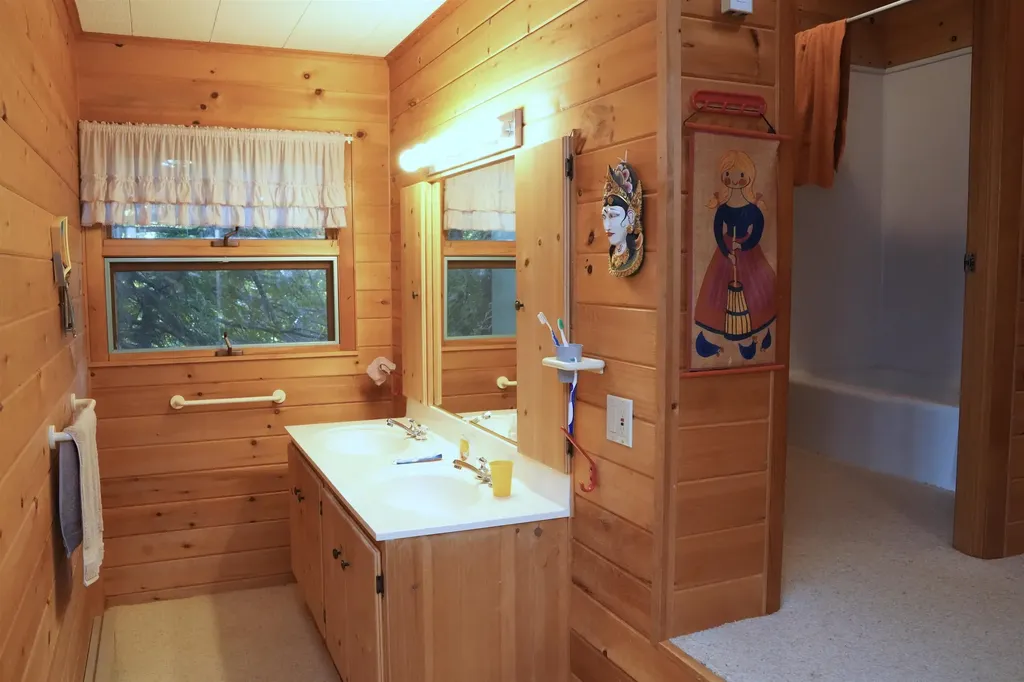 81 Top Deck Lane Newport Town VT 05857