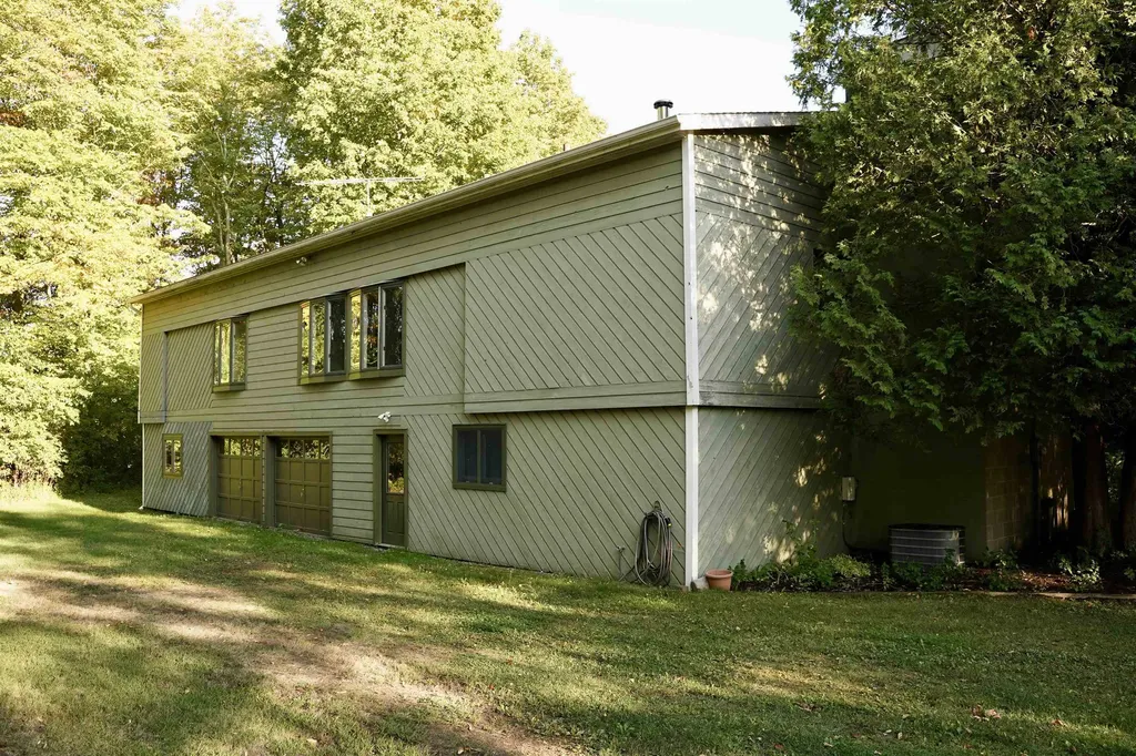 81 Top Deck Lane Newport Town VT 05857