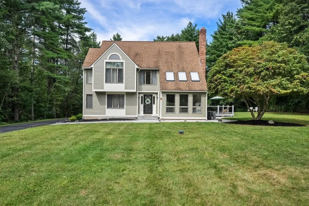 4 Mckinstry Circle Salem NH 03079