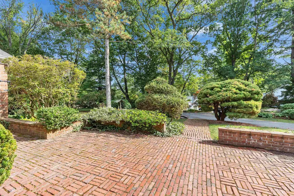 120 Ledgewood Road Manchester NH 03104