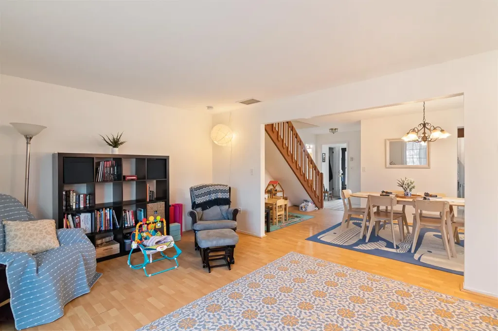 22 Chelsea Circle South Burlington VT 05403-7260