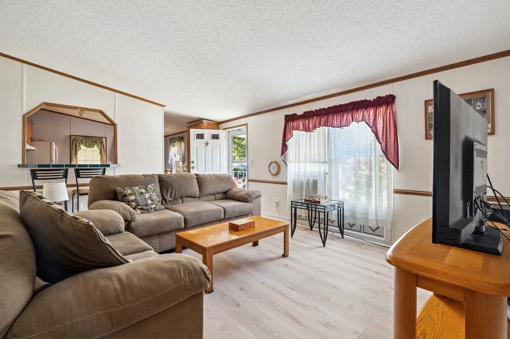 30 Cherokee Way Rochester NH 03867