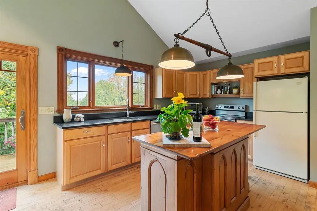 31 Lovers Lane Grand Isle VT 05458