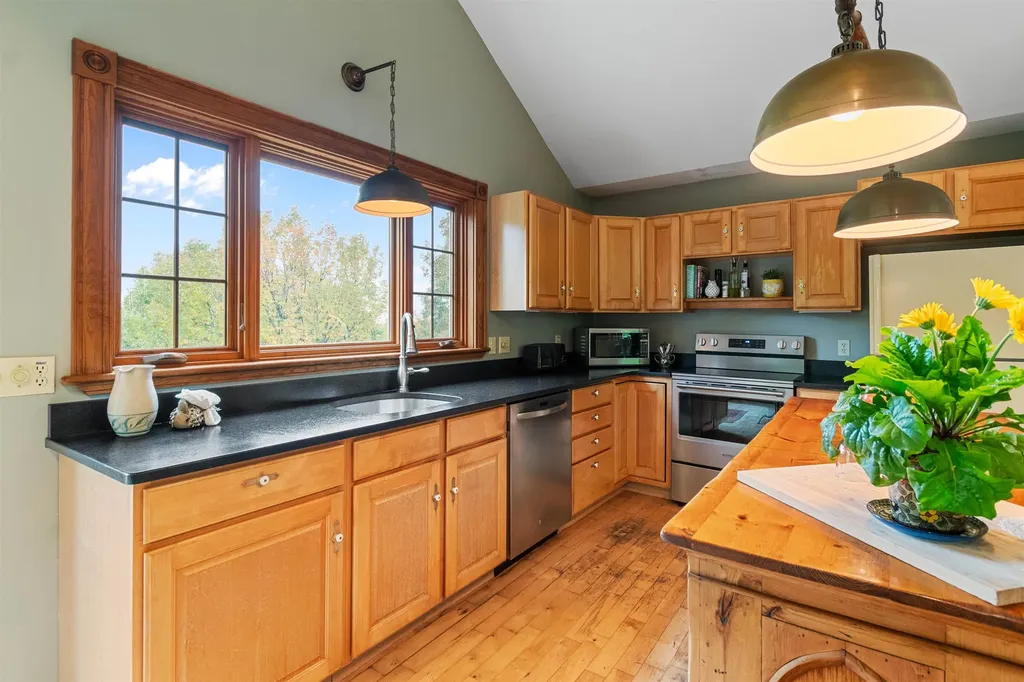 31 Lovers Lane Grand Isle VT 05458