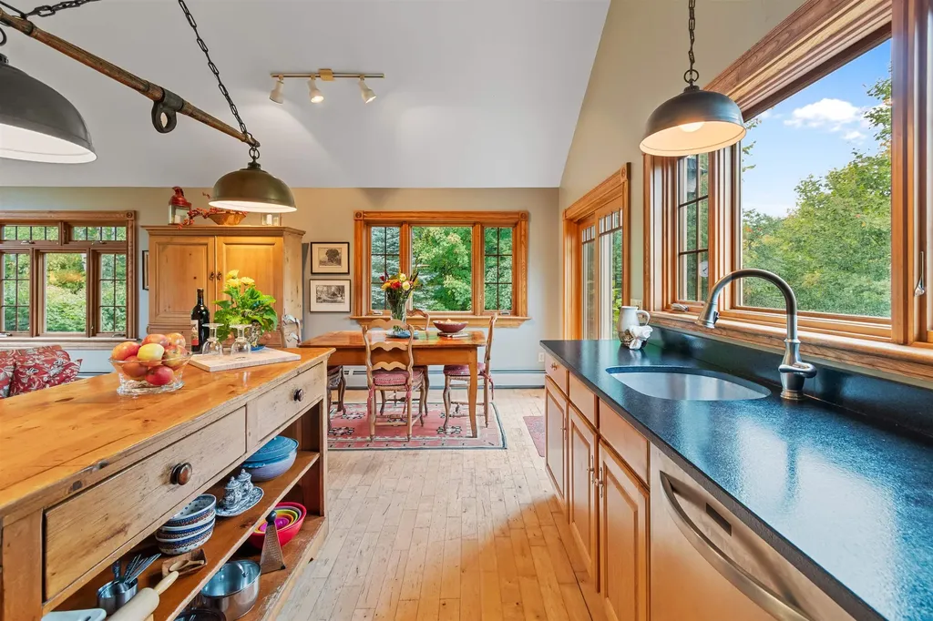 31 Lovers Lane Grand Isle VT 05458