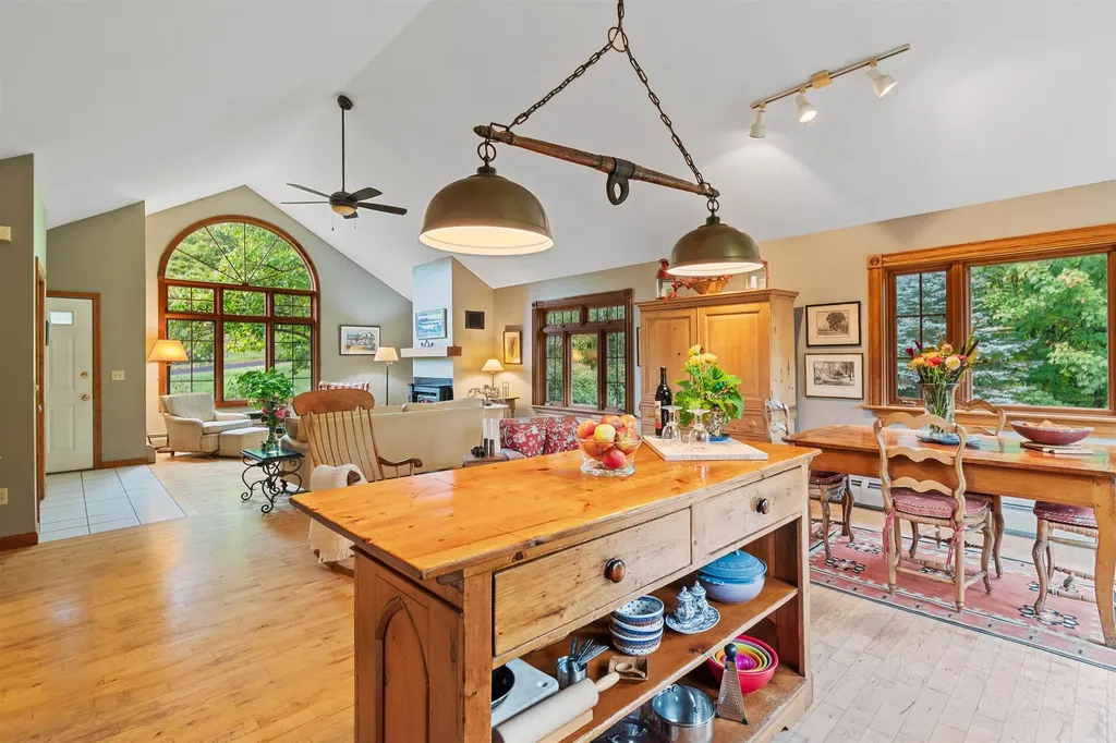 31 Lovers Lane Grand Isle VT 05458