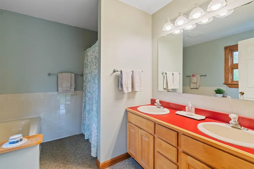 31 Lovers Lane Grand Isle VT 05458