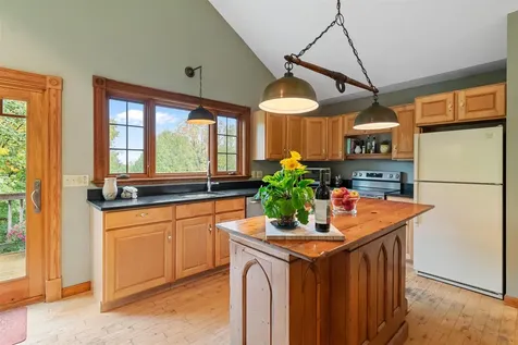 31 Lovers Lane Grand Isle VT 05458