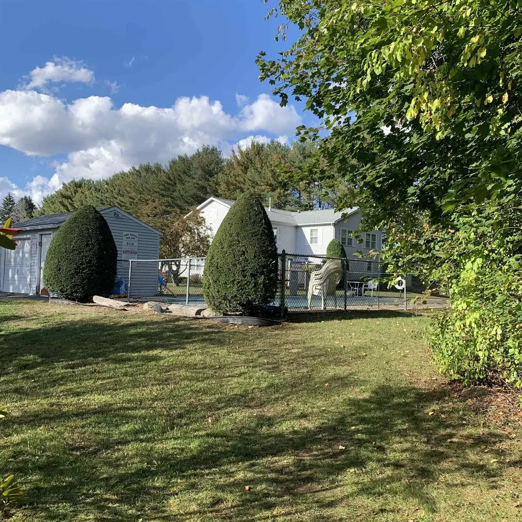 24 Springfield Estate Rochester NH 03867-1441