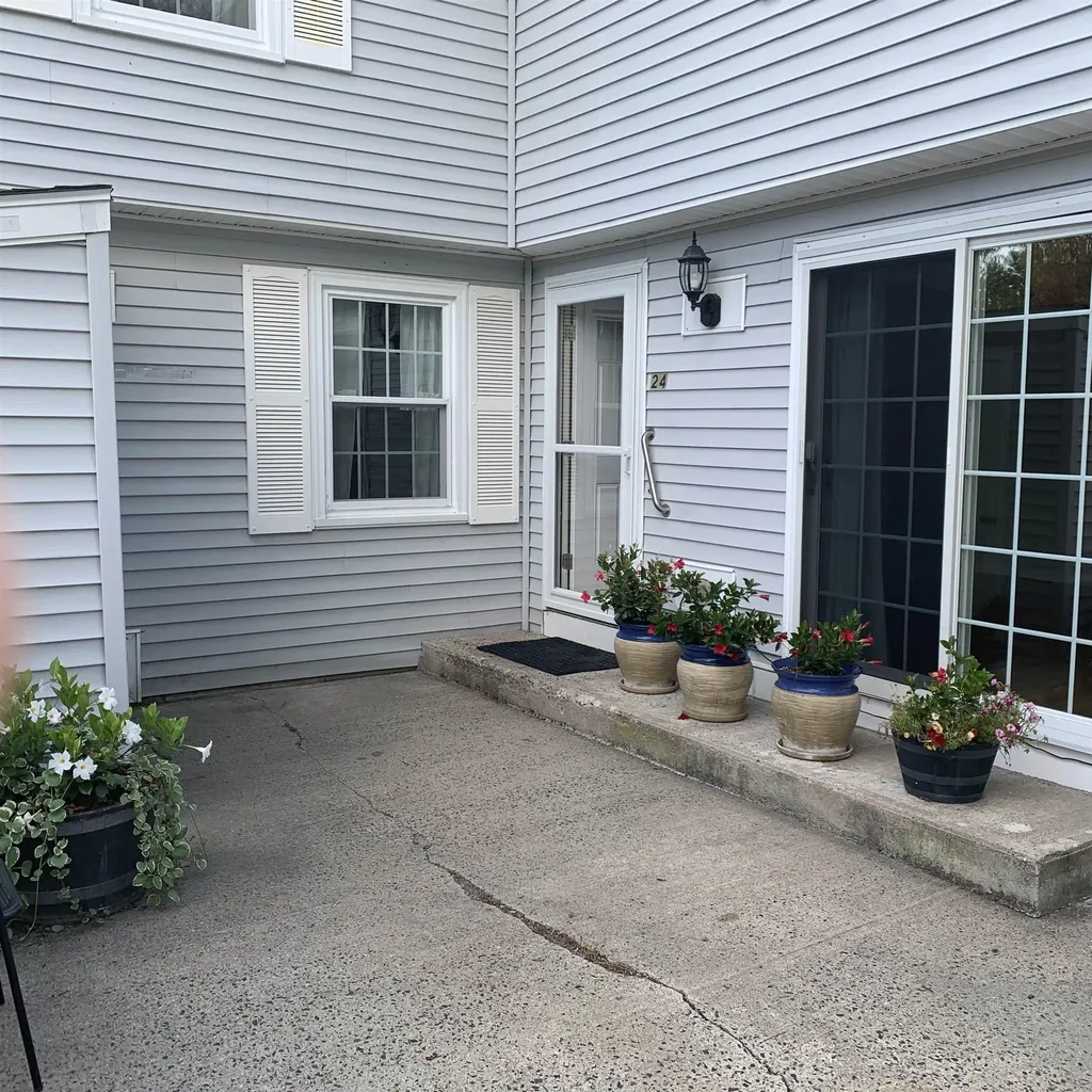 24 Springfield Estate Rochester NH 03867-1441