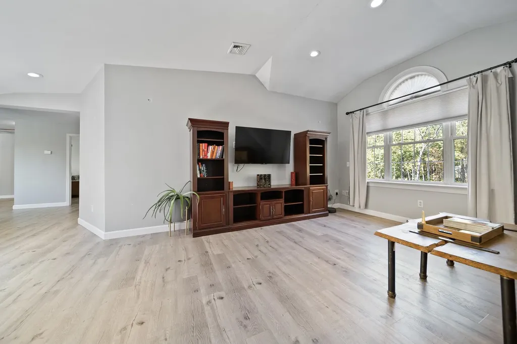 69 Heather Circle Auburn NH 03032