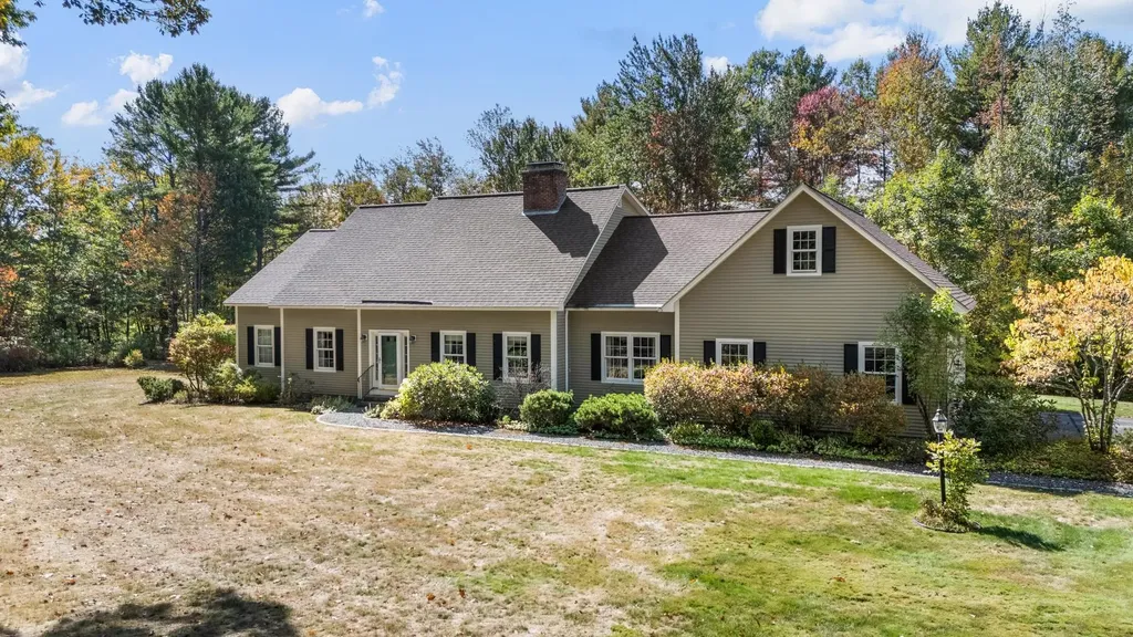 7 Buker Way New London NH 03257