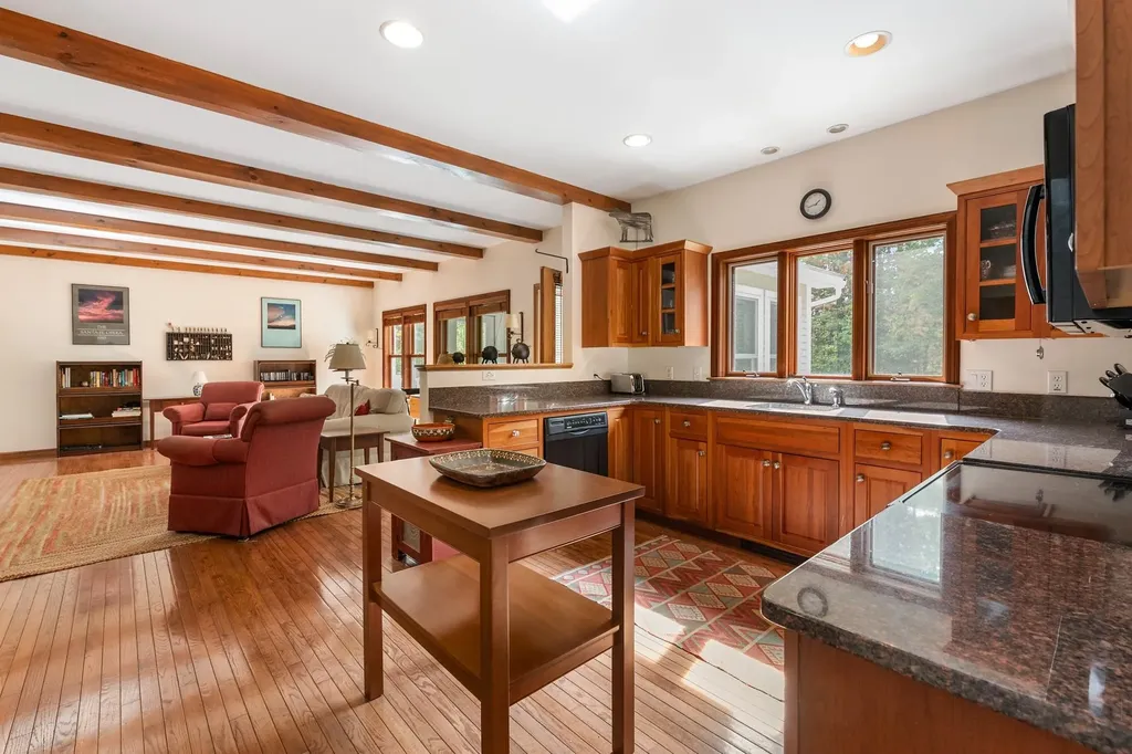 7 Buker Way New London NH 03257