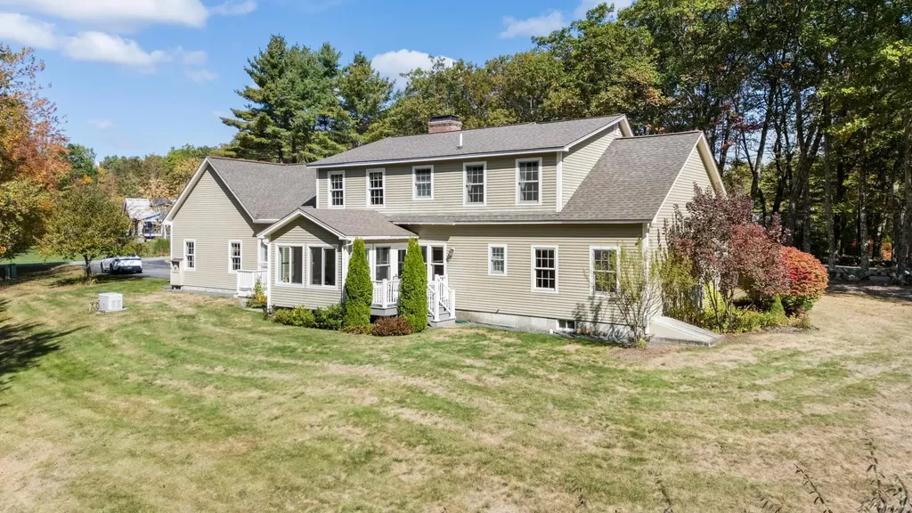 7 Buker Way New London NH 03257
