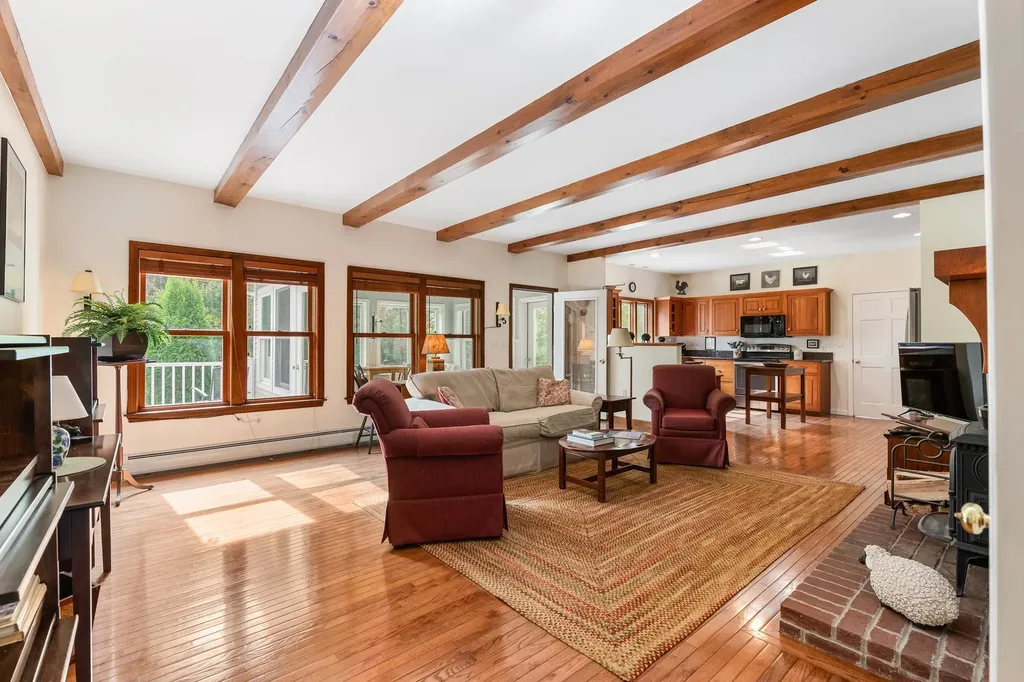 7 Buker Way New London NH 03257