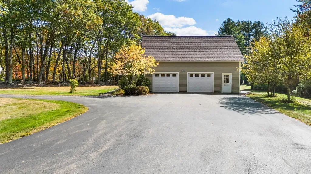 7 Buker Way New London NH 03257