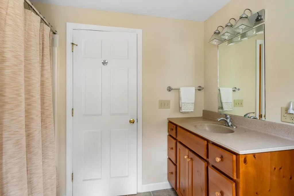 7 Buker Way New London NH 03257