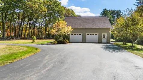 7 Buker Way New London NH 03257