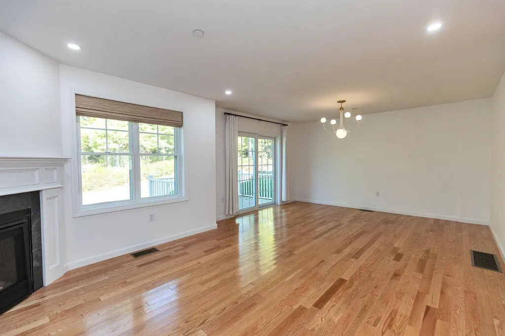 163 Woodview Way Manchester NH 03102