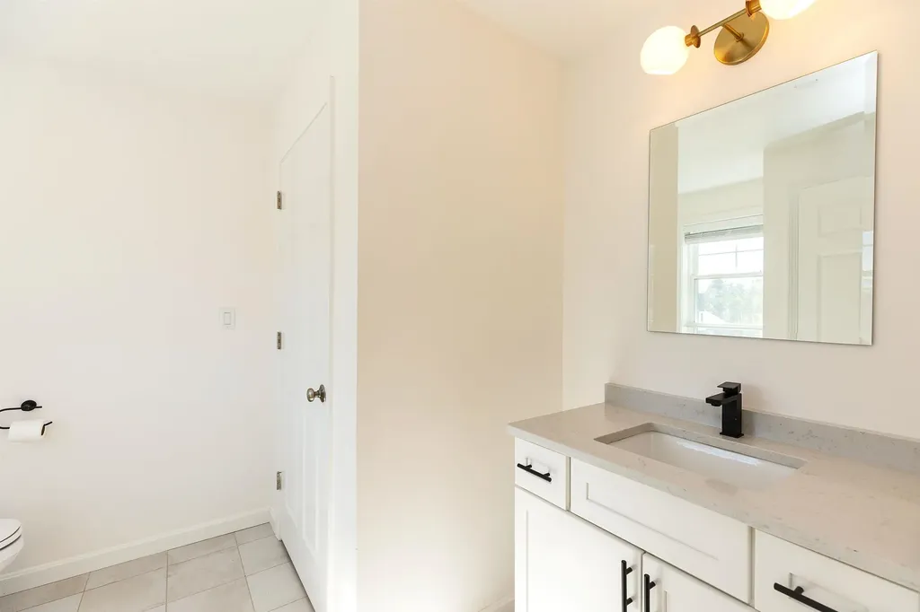 163 Woodview Way Manchester NH 03102