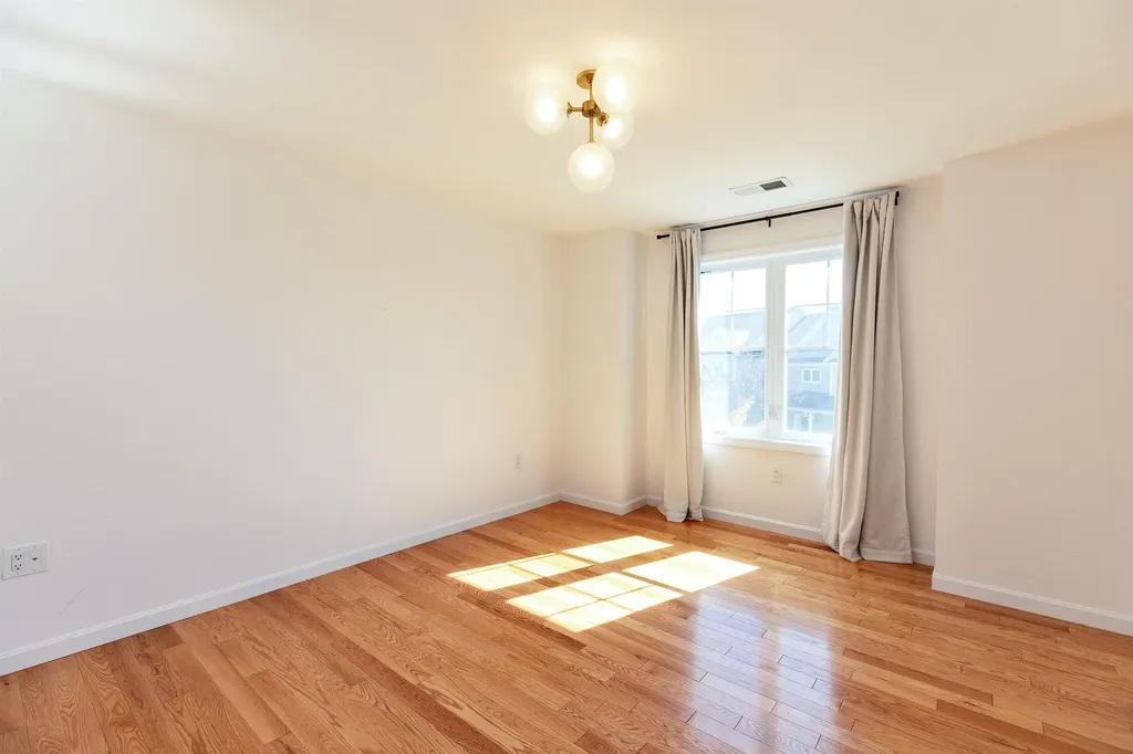 163 Woodview Way Manchester NH 03102