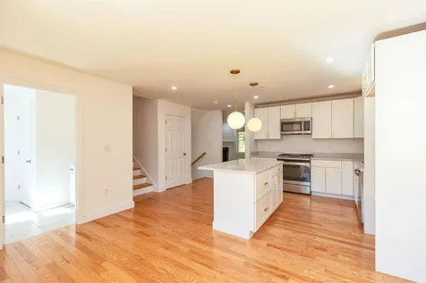 163 Woodview Way Manchester NH 03102