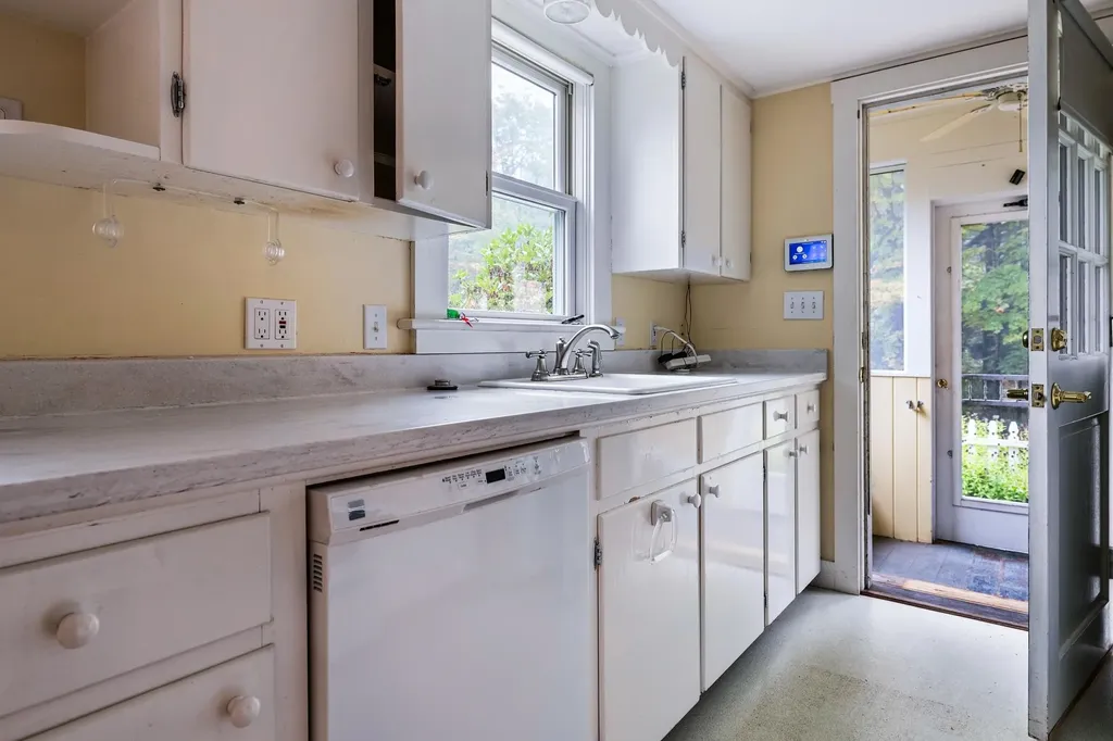 385 Seamans Road New London NH 03257