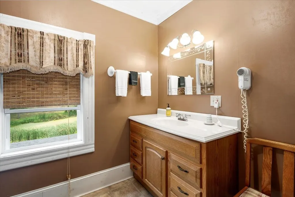 5 Greenhouse Lane Bradford NH 03221