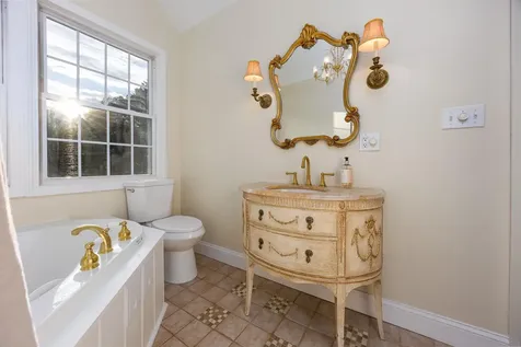 136 Shore Drive Salem NH 03079