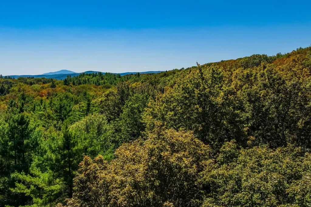 5268 Willard Road Hartford VT 05059