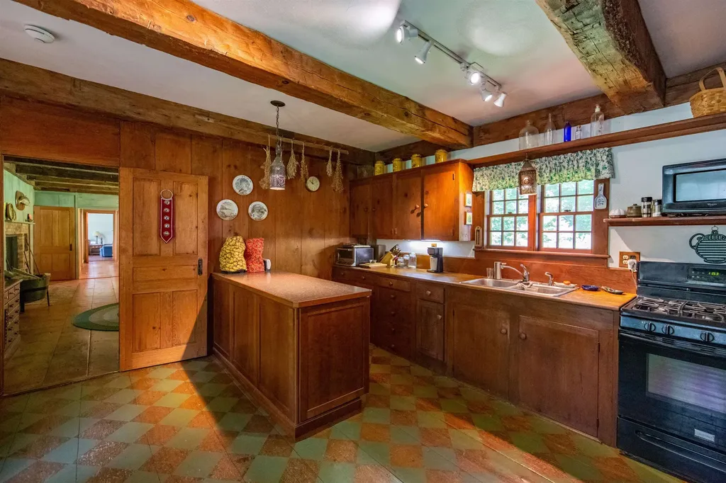 898 & 900 Bunker Hill Road Tamworth NH 03883