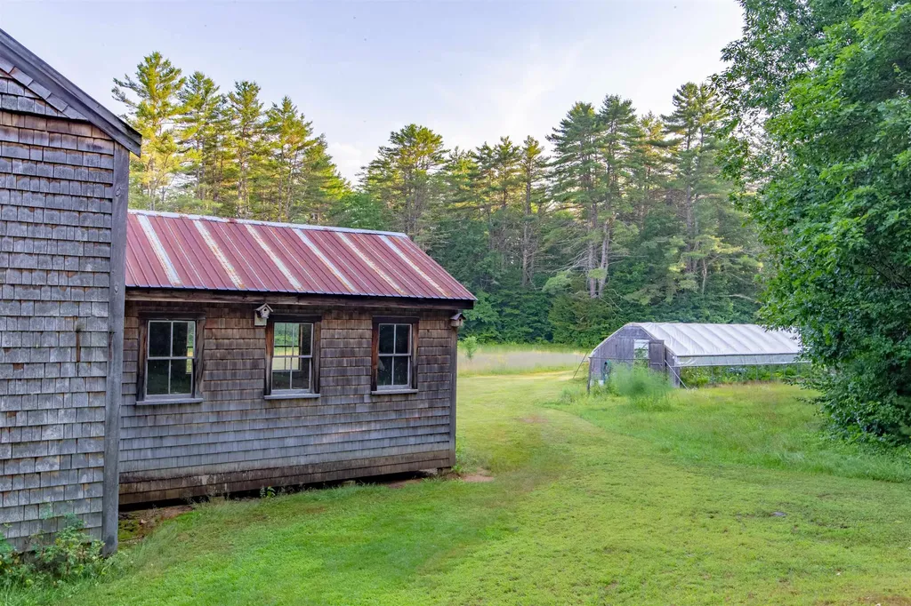 898 & 900 Bunker Hill Road Tamworth NH 03883