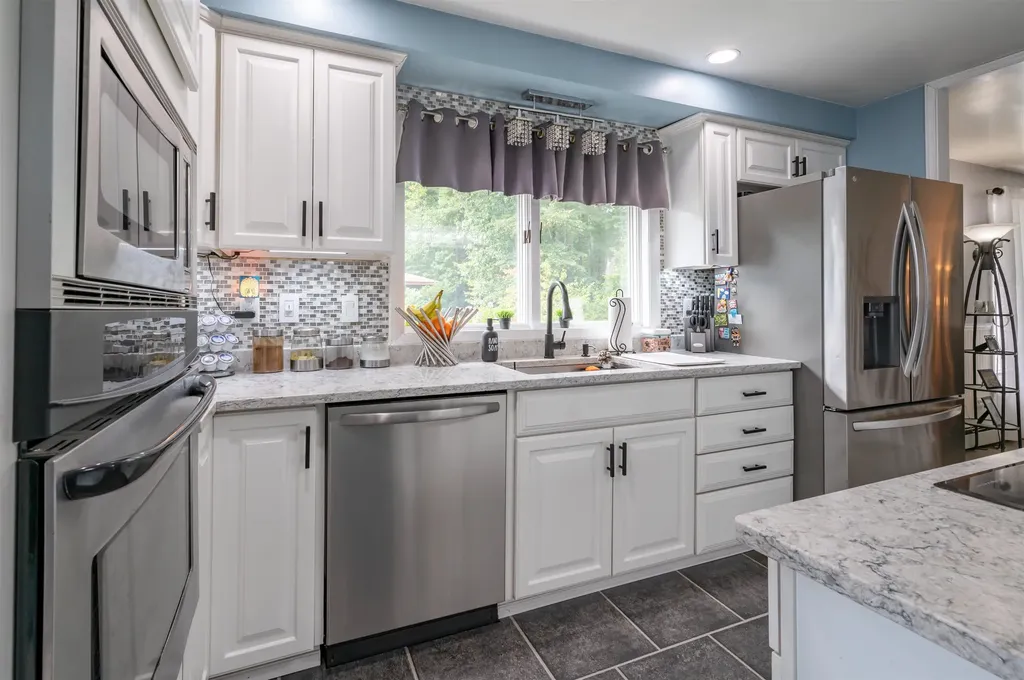 10 Glenwood Avenue Manchester NH 03102