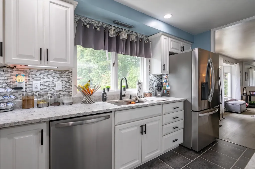 10 Glenwood Avenue Manchester NH 03102