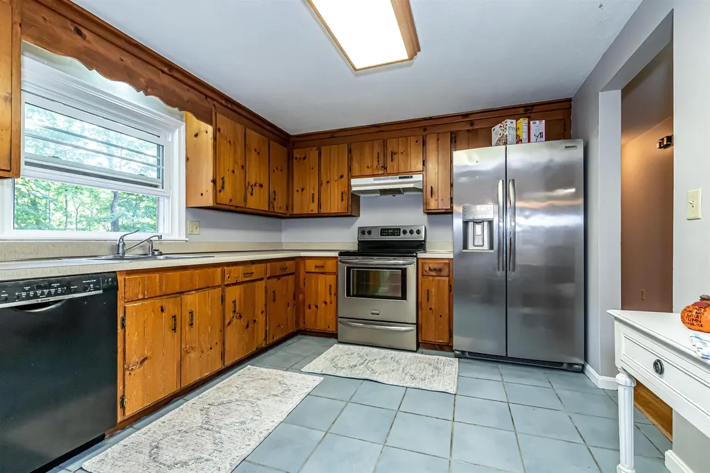11 Easthill Drive Hudson NH 03051