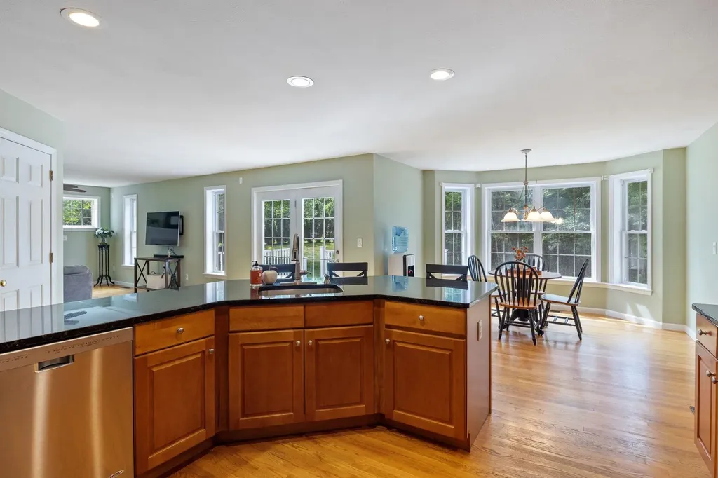 30 Windsor Drive Auburn NH 03032