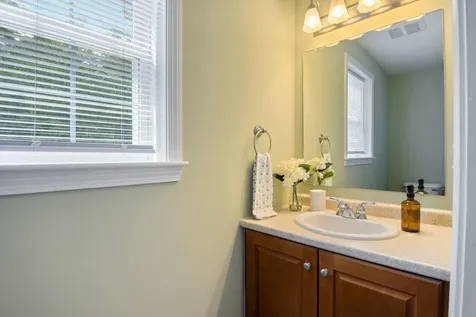 30 Windsor Drive Auburn NH 03032