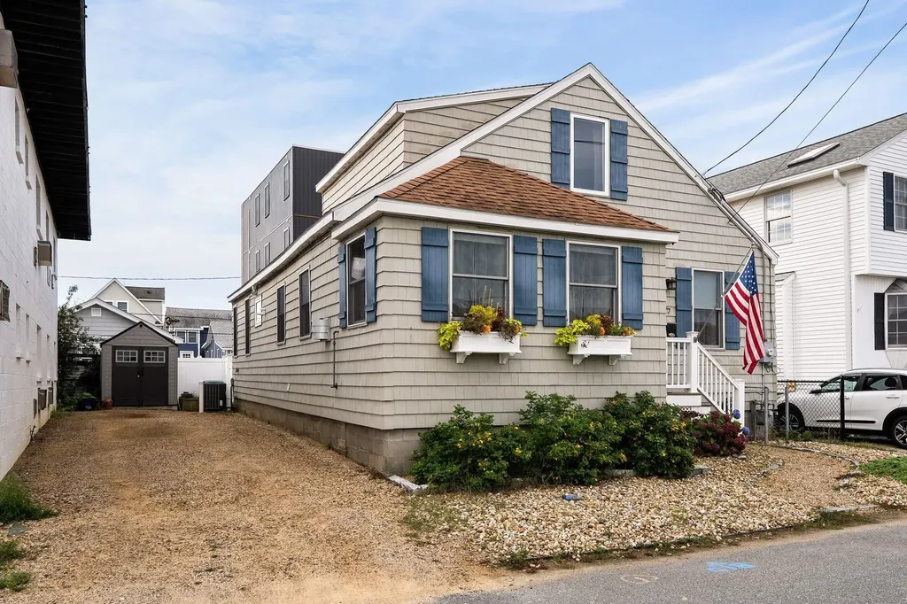 27 Hobson Avenue Hampton NH 03842