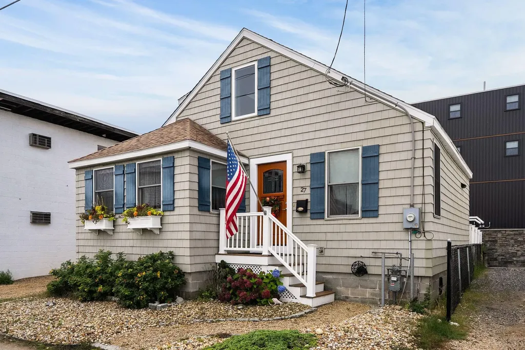 27 Hobson Avenue Hampton NH 03842