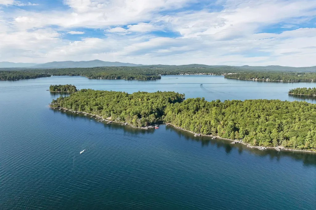 120 Big Barndoor Island Alton NH 03810