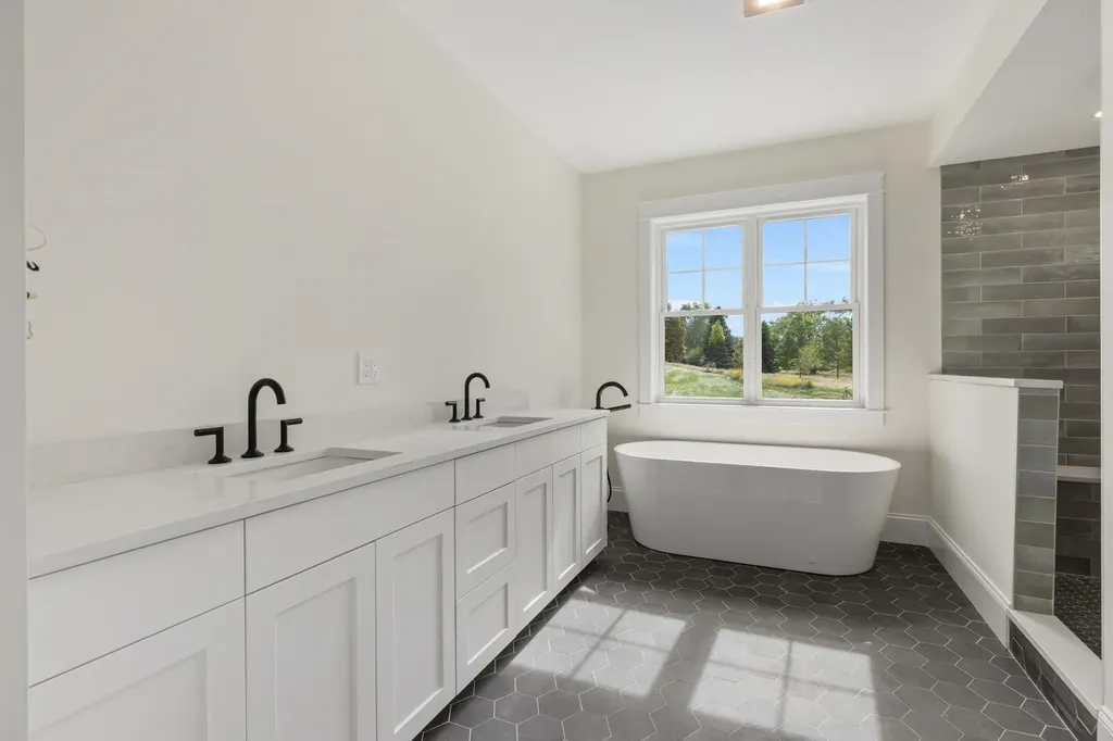 10 Shipwright Way Newington NH 03801