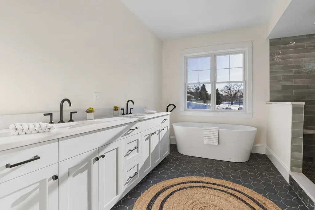 10 Shipwright Way Newington NH 03801