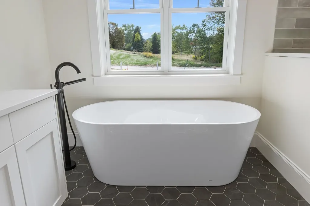 10 Shipwright Way Newington NH 03801