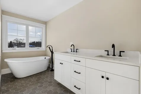 10 Shipwright Way Newington NH 03801