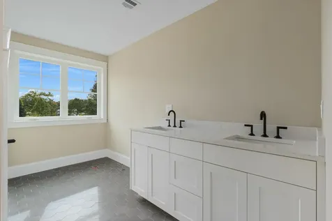 10 Shipwright Way Newington NH 03801